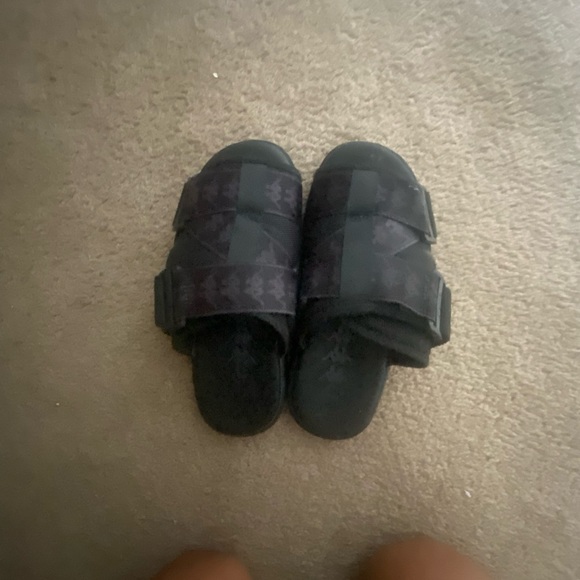 i'm selling black and grey kappa sildes they are not in bad condition - Picture 2 of 4
